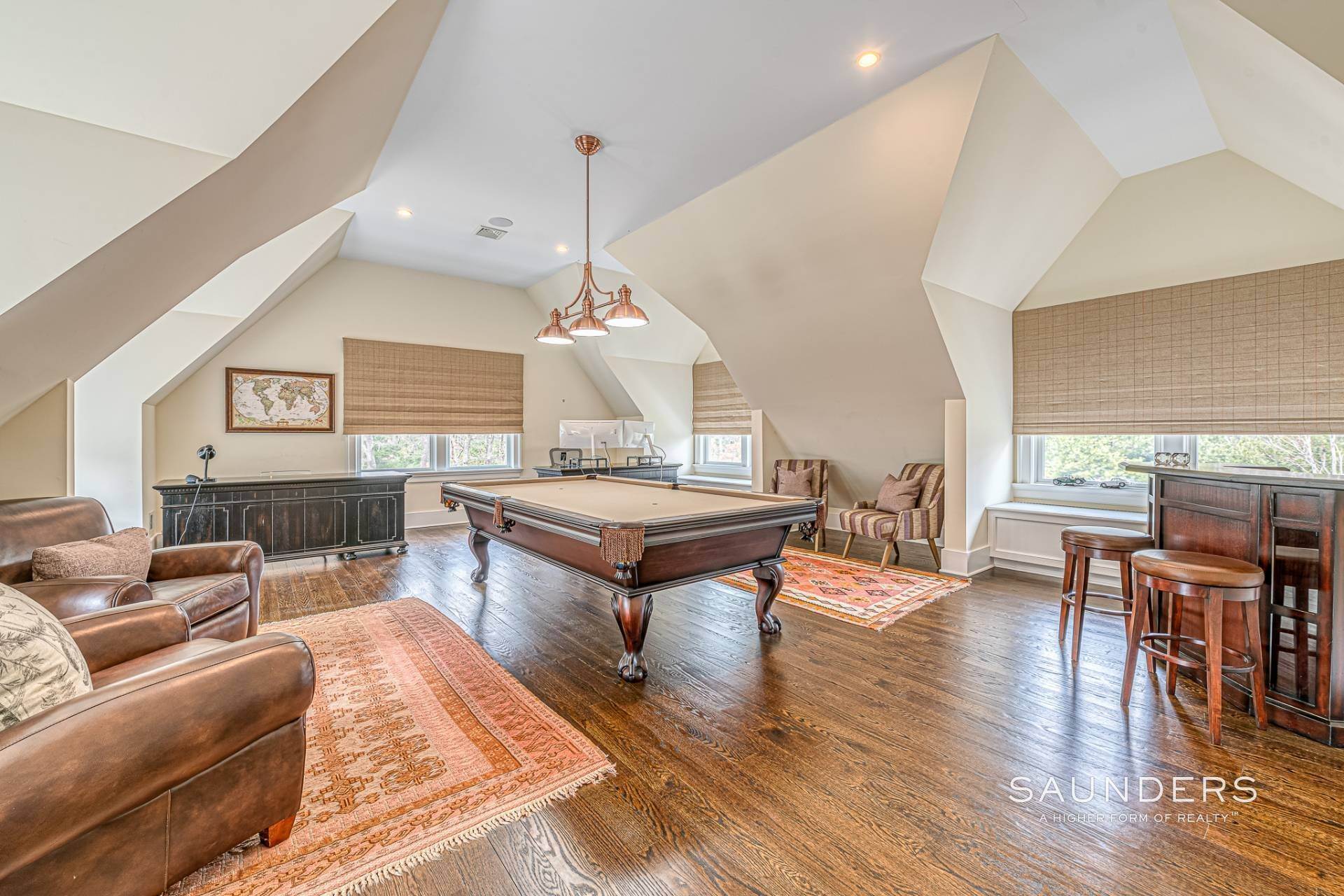 14. Single Family Homes for Sale at Expansive East Hampton Home On 2.7 Acres 388 Hands Creek Road, East Hampton, NY 11937