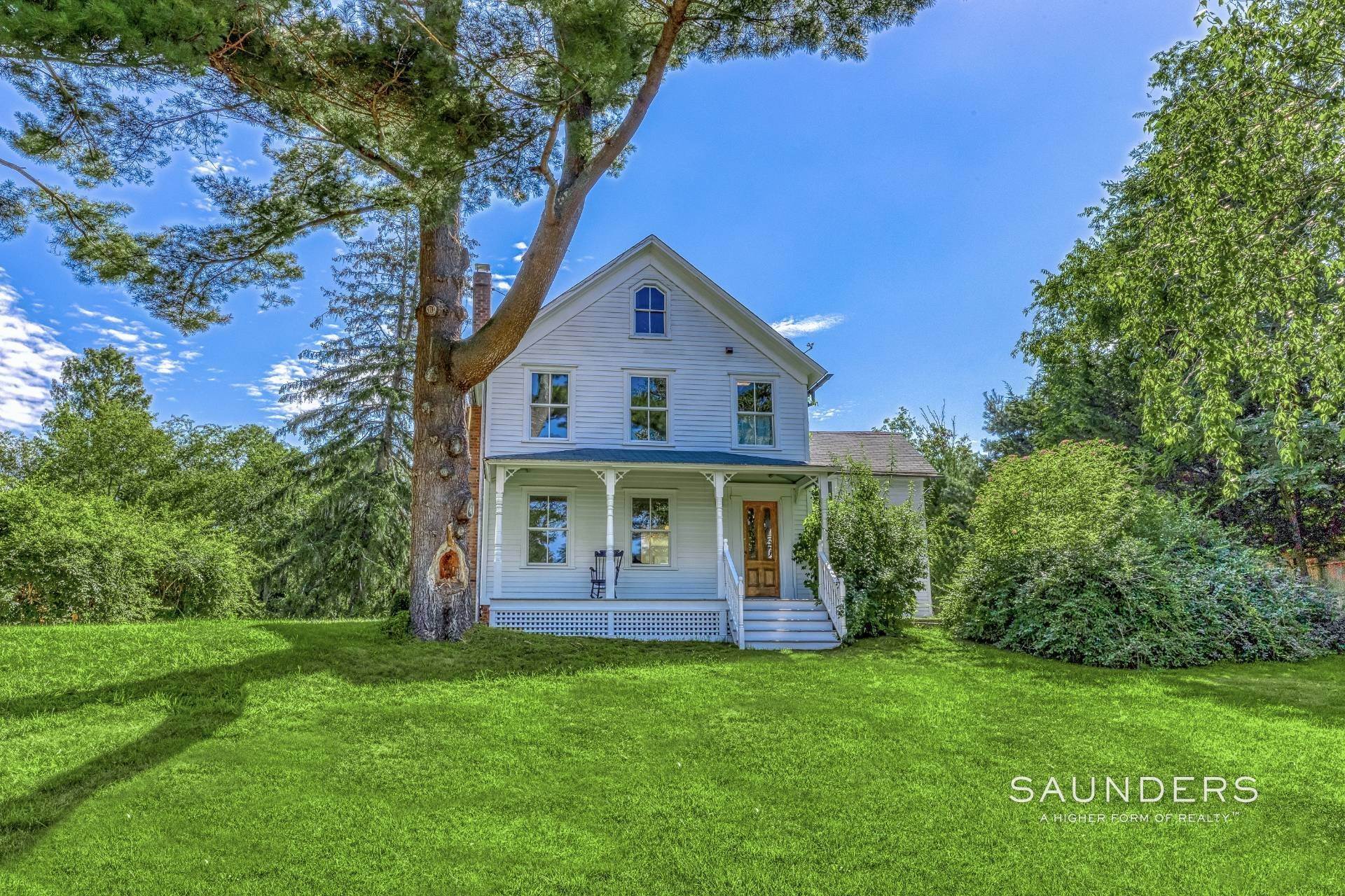 45. Single Family Homes for Sale at Shelter Island Restored 1900 Farmhouse With Barn 9 Sunshine Road, Shelter Island, NY 11964
