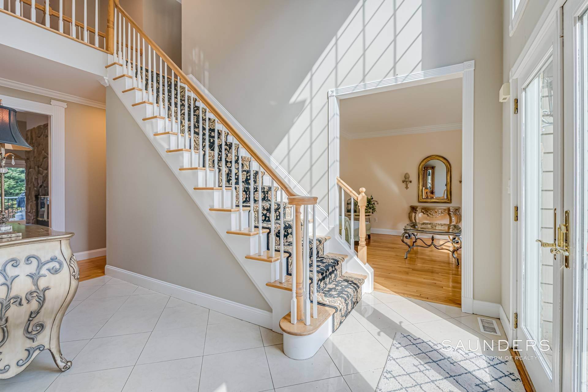 8. Single Family Homes for Sale at Pristine Custom Built Home In Southampton 43 Blackwatch Court, Southampton, NY 11968