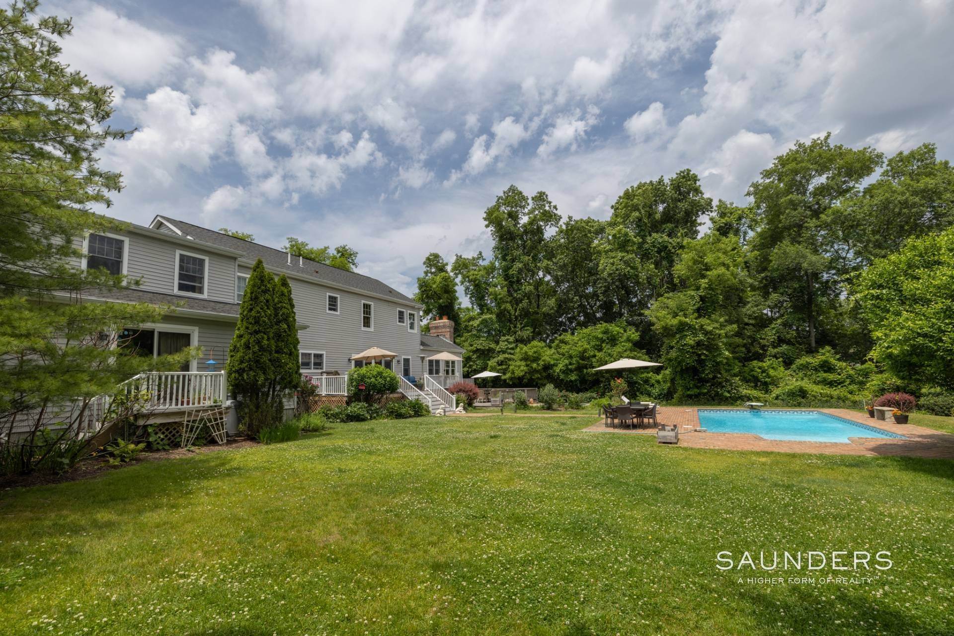 19. Single Family Homes for Sale at Spacious Colonial On 1.6 Acres With Accessory Apartment 2 Do's Way (320 Noyack Road), North Sea, Southampton, NY 11968