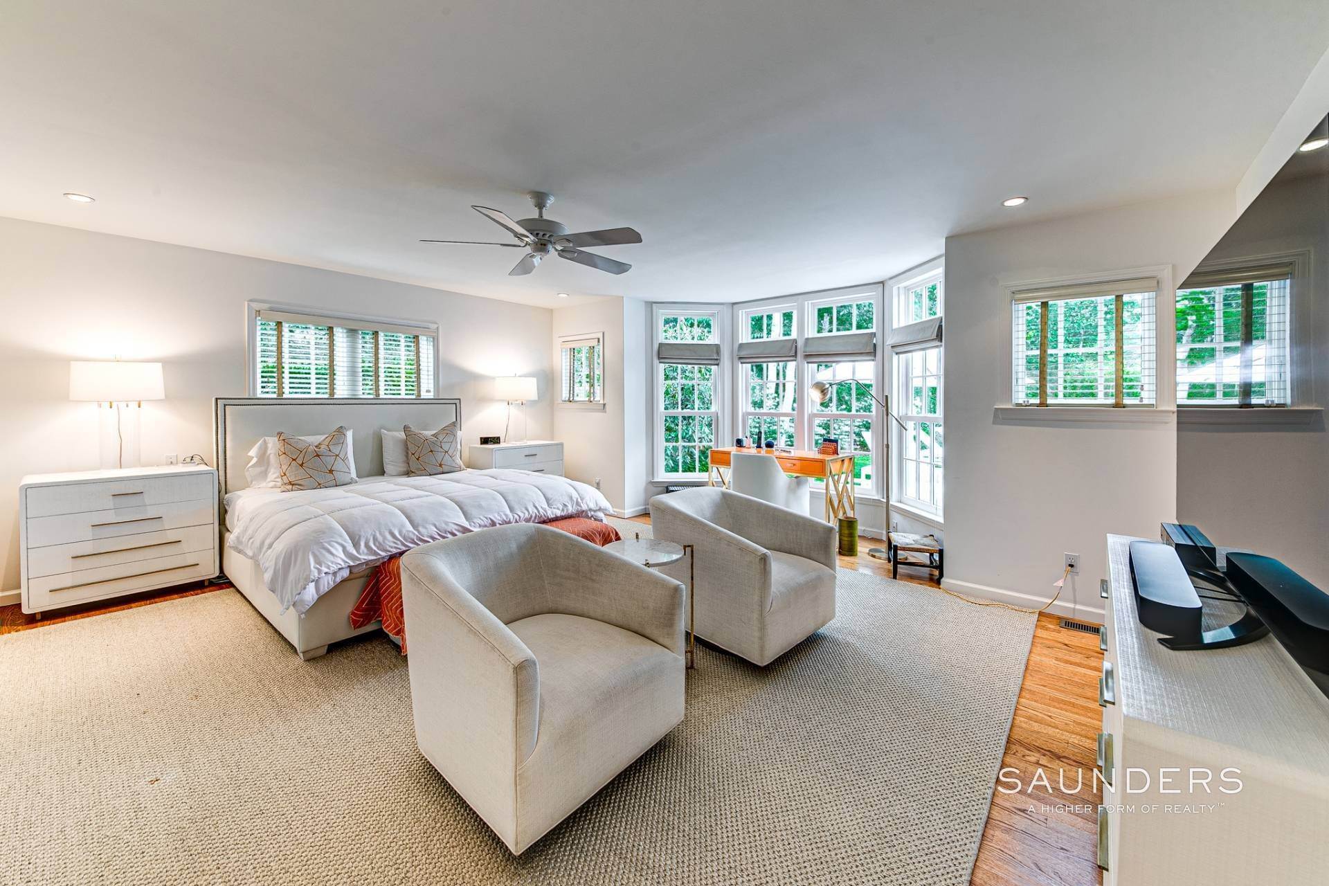 24. Single Family Homes for Sale at Mint Condition By East Hampton Village 19 Greenway Drive, East Hampton North, East Hampton, NY 11937