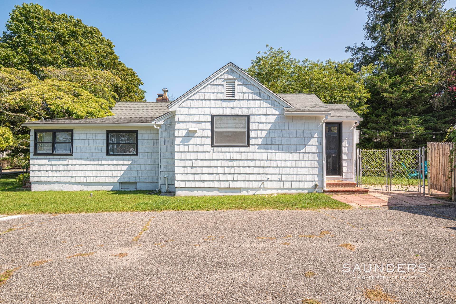 15. Single Family Homes for Sale at Southampton Cottage With Approved Building Plans 142 Shore Road, North Sea, Southampton, NY 11968
