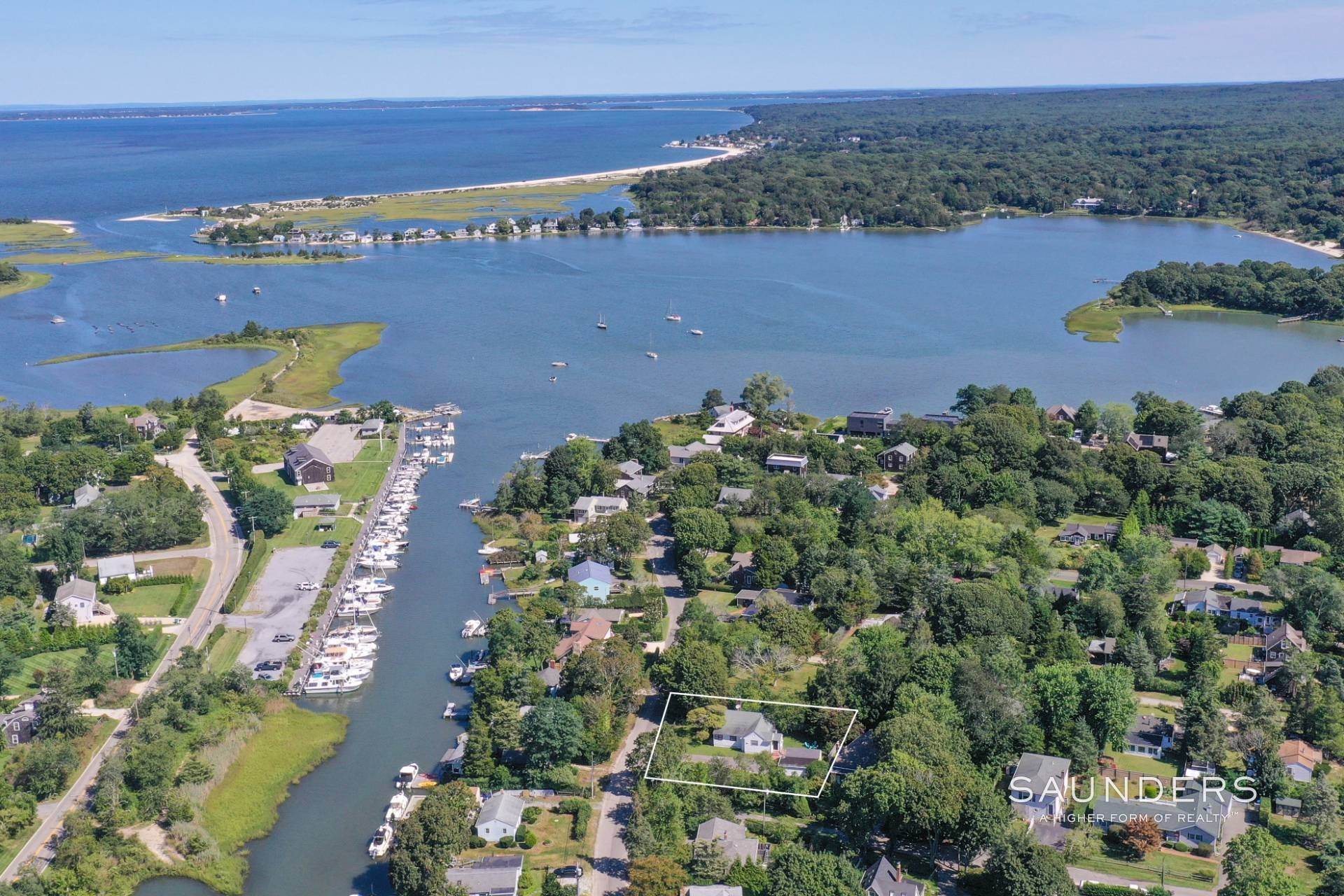 19. Single Family Homes for Sale at Southampton Cottage With Approved Building Plans 142 Shore Road, North Sea, Southampton, NY 11968