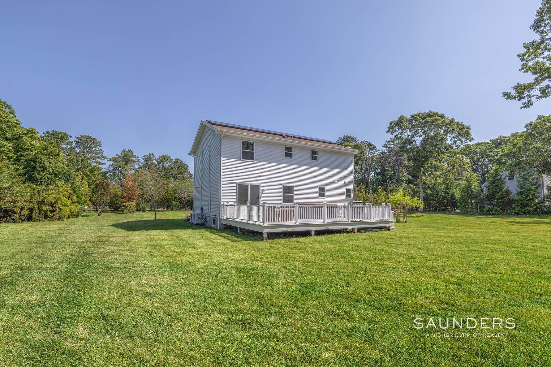 21. Single Family Homes for Sale at Renovated Southampton Colonial Down By The Bay 190 Longview Road, Shinnecock Hills, Southampton, NY 11968