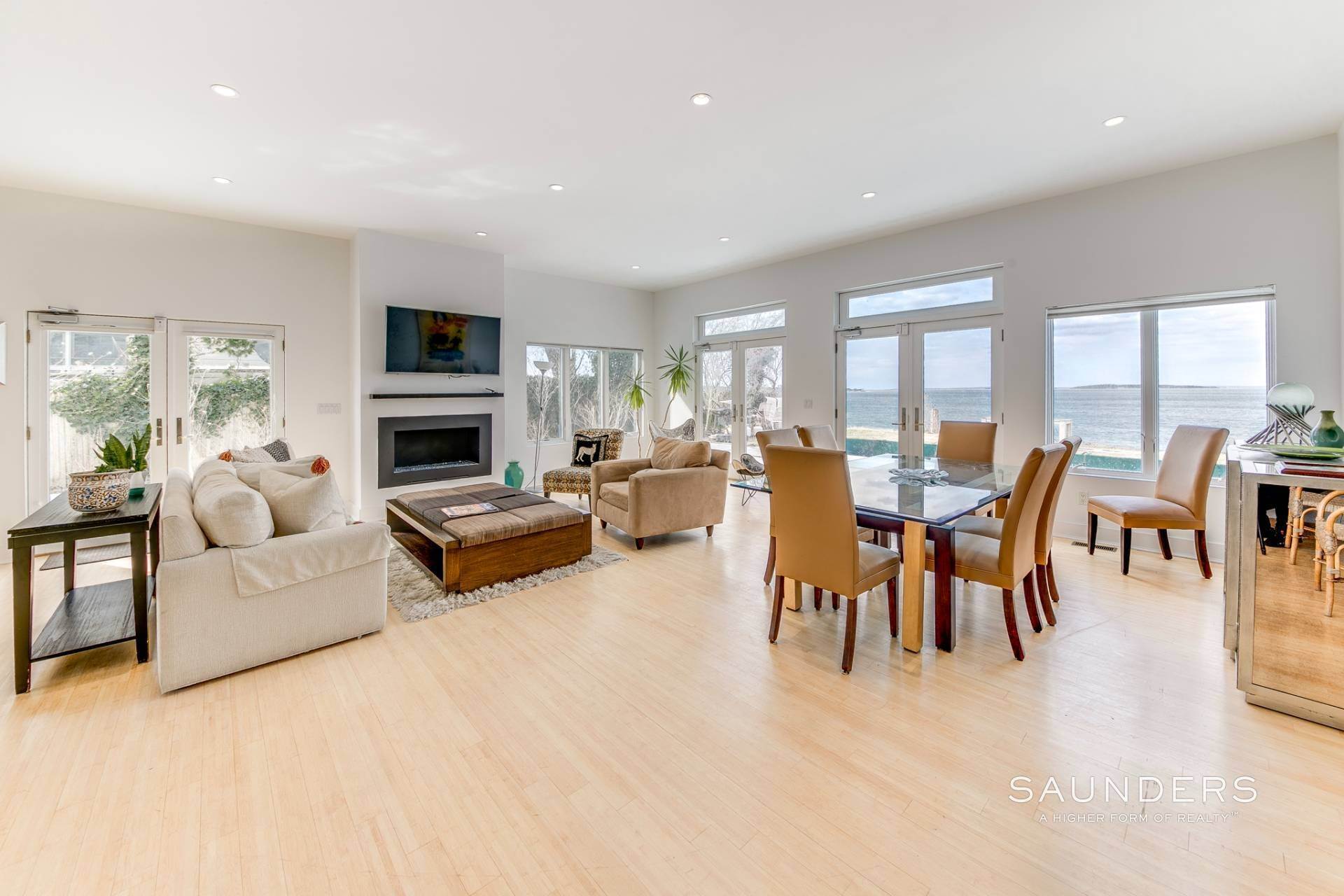 26. Single Family Homes for Sale at Stunning Sag Harbor Residence With Pool And Beautiful Water View 9 Cliff Drive, Noyack, Sag Harbor, NY 11963
